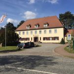 Schulgebäude von vorne