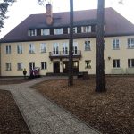 Schulgebäude von hinten