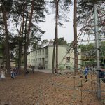 Schulhof mit Nebengebäude