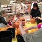 Kürbisschnitzen für Halloween