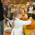 Kürbisschnitzen für Halloween