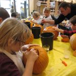 Kürbisschnitzen für Halloween