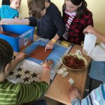 Papierschöpfen aus Recyclingmaterial