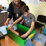 Papierschöpfen aus Recyclingmaterial