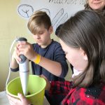 Papierschöpfen aus Recyclingmaterial