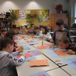 Papierschöpfen aus Recyclingmaterial